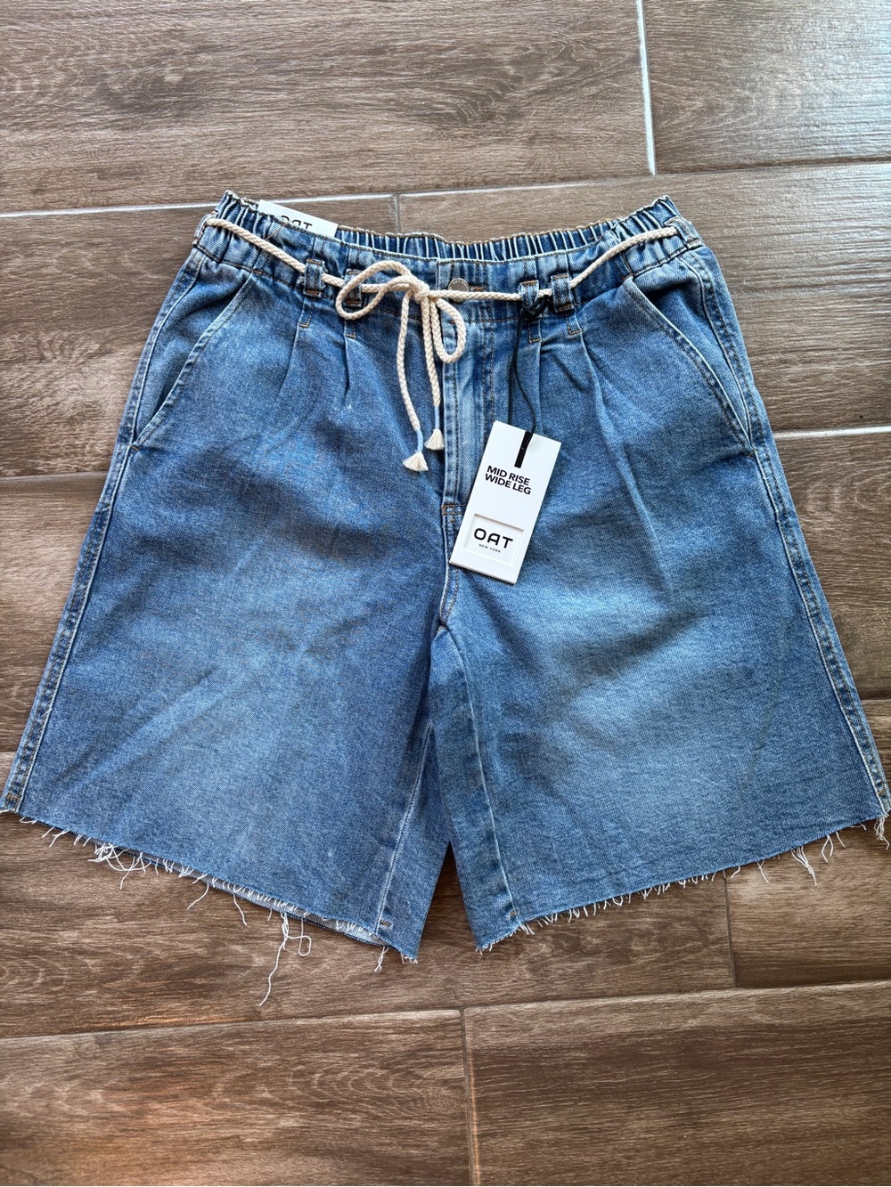 Women's Blue Denim Mid-Rise Wide Leg Comfort Shorts Raw Hem size 4 New Longer
